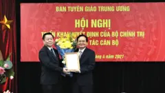 Ông Phùng Xuân Nhạ (phải)