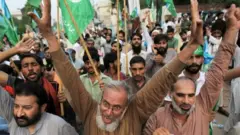 Hombres pakistaníes en Lahore cantan en una manifestación que expresa solidaridad con el pueblo de Cachemira.