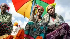 በደቡብ ኢትዮጵያ ጨንቻ ውስጥ በአንድ ገበያ ነጋዴ የሆኑ ሴቶች 