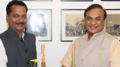 असम के मुख्यमंत्री हिमंत बिस्वा सरमा के साथ अशोक सिंघल (बाएं)