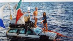 Cruzamos el Atlántico en dos coches flotantes para cumplir el sueño de mi padre moribundo