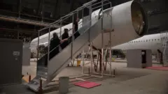 يتدرب ضباط بريطانيون على كيفية السيطرة على طالبي اللجوء ومرافقتهم إلى الطائرات.