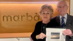 Foto de Martina e Josep Maria segurando um jornal