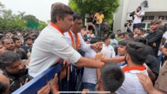 અમદાવાદ સેવન્થ ડે સ્કૂલ હિંદુ મુસ્લિમ બાળકો શાળાના વિદ્યાર્થીઓ હિંદુ સંગઠનો મુસ્લિમ સંગઠનો ભાજપ વિશ્વ હિંદુ પરિષદ વિરોધ, શિક્ષણ ગુજરાત સરકાર બીબીસી ગુજરાતી