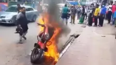 সোমবার বাড্ডা লিংক রোডের ওই ঘটনার ভিডিও ছড়িয়ে পড়েছে সামাজিক মাধ্যমে।