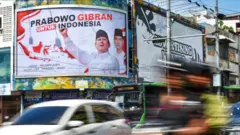 Sejumlah kendaraan melintas di dekat baliho bergambar Ketua Umum Partai Gerindra Prabowo Subianto dan Wali Kota Solo Gibran Rakabuming Raka di Jalan Pemuda, Kota Medan, Sumatera Utara, Minggu (15/10).