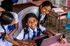 පාසල් සිසුවියන් පිරිසක්