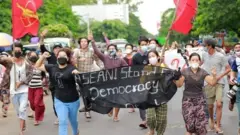 ၂၀၂၁ ခုနှစ်က အာဏာသိမ်းမှုကို ဆန့်ကျင်ဆန္ဒပြနေတဲ့ အမျိုးသမီးတွေ