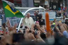 Papa Francisco no papamóvel durante visita ao Rio de Janeiro em 2013