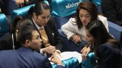 ส.ส.พรรคพลังประชารัฐ ปรึกษาหารือระหว่างการประชุมรัฐสภาเพื่ออภิปรายนโยบายรัฐบาลในวันที่สอง 26 ก.ค. 2562