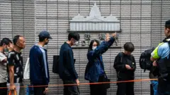 တရားစီရင်တဲ့ အနောက်ကောင်းလွန်တရားရုံးထဲ ဝင်ခွင့်ရဖို့ စောင့်နေကြသူတွေ