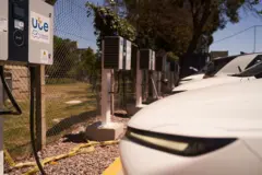 Carros elétricos carregam suas baterias em uma estação da UTE, a empresa estatal de eletricidade do Uruguai