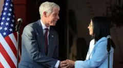 Delcy Rodríguez estrecha la mano del secretario de Energía de EE.UU.