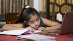 மாணவி
