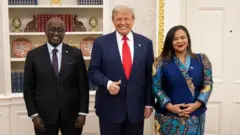 Minisitiri w'ububanyi n'amahanga w'u Rwanda Olivier Nduhungirehe yambaye isuti y'umukara, Perezida Donald Trump yabaye isuti y'ubururu bwijimye, na Thérèse Kayikwamba wambaye umwenda w'ibitenge 