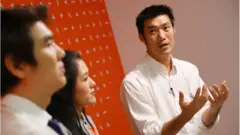 การเปิดตัวคณะก้าวหน้าต้องปรับรูปแบบเป็นการชี้แจงผ่านแฟนเพจขององค์กรซึ่งมีผู้ติดตามกว่า 4.7 หมื่นรายหลังเปิดตัวได้เพียงวันเดียว เพื่อป้องกันการแพร่ระบาดโควิด-19