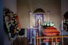 Un ataúdo con la imagen de la Virgen de Guadalupe