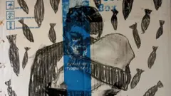 بالأبيض والأسود رسم لأب يحتضن ابنه الرضيع، تتساقط عليهم الصواريخ على لوحة المساعدات.