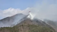 헬기가 경남 함양 마천면 창원리 한 야산에 난 산불을 끄고 있는 모습