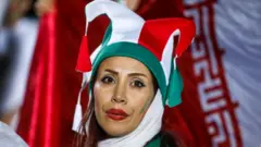Une supportrice iranienne, lors de la retransmission d'un match de football entre l'Iran et l'Espagne en Coupe du monde, au stade Azadi de Téhéran, le 20 juin 2018.