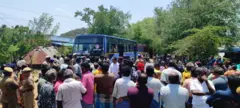 கால் மேல் கால் போட்டுள்ள அம்பேத்கர் சிலை