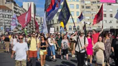 Људи на протесту у Београду шетају