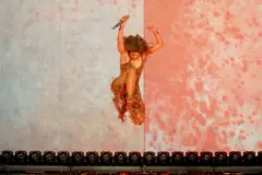 Shakira salta no ar durante show