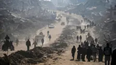 Habitantes de Gaza regressam às suas casas após cessar-fogo entre Hamas e Israel.