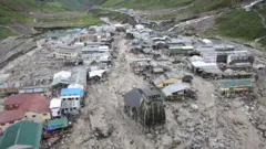 उत्तराखंड बाढ़ इमेज कैप्शन, रुद्र प्रयाग जिले में प्रसिद्ध केदारनाथ मंदिर के आस-पास बाढ़ की विभीषिका. मंदिर के आस-पास के घर बुरी तरह से क्षतिग्रस्त हो गए हैं या फिर बाढ़ में बह गए हैं