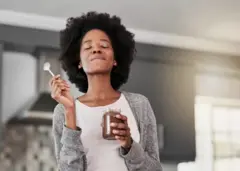 Une femme savourant son chocolat