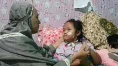 Desi Permata Sari (kiri) dan anak perempuannya, Sheena (kanan)