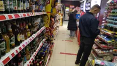 "Народный" дүкөнүндөгү сатуучулар кардарларды кыргыз жана орус тилдеринде тейлей алышы керек.