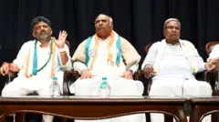 कर्नाटक के मुख्यमंत्री सिद्धारमैया, उपमुख्यमंत्री डीके शिवकुमार और कांग्रेस अध्यक्ष मल्लिकार्जुन खड़गे. 