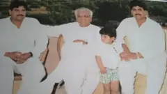अपने दोनों बेटों के साथ देवीलाल