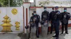 बालुवाटारमा पहरा दिँदै प्रहरी 