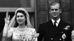 La reina Isabel II y el príncipe Felipe saludan desde el Palacio de Buckingham tras su boda en 1947.