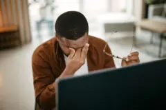 Homme qui se tient les yeux