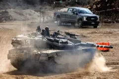 دبابة إسرائيلية على الحدود مع لبنان