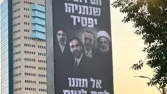 Netanyahu'nun partisi Likud'un seçim reklam panosunda Erdoğan'ın yanı sıra İran'ın dini lideri Mücteba Hamaney, New York Belediye Başkanı Zohran Mamdani ve Hizbullah lideri Naim Kasım'ın fotoğrafları yer alıyor.
İbranice, "Netanyahu'nun kaybetmesini istiyorlar; onların kazanmalarına izin vermeyin" ifadeleri bulunuyor.

