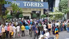 ٹورس کمپنی کے باہر بہت سے عام لوگ جمع تھے۔
