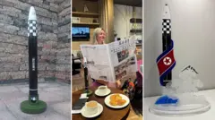 Una imagen dividida en tres fotos, la de la ziquierda es de un cohete grande de color negro que está sobre el suelo. La foto del centro es de Anastasia leyendo un periódico norcoreano, con una réplica del cohete sobre la mesa, en la que hay dos cafés y unos panes en un plato y en la tercera foto hay un cohete pequeño con la bandera de Corea del Norte sobre una meda