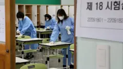 수능 시험장을 소독하는 교사들