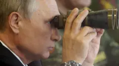 Россия президенти Владимир Путин қўлида дурбин ушлаб турибди. 