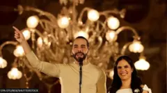 نجيب أبو كيلة وزوجته يطلان من شرفة القصر الوطني