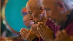 महारानी एलिजाबेथका लागि बौद्धमा प्रार्थना