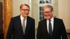 El primer ministro británico, Keir Starmer conversa con el embajador del Reino Unido en Estados Unidos, Peter Mandelson, durante una recepción de bienvenida en la residencia del embajador el 26 de febrero de 2025 en Washington D.C.