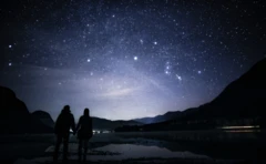 คู่รักมองดาว