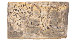 Salah satu artefak yang dikembalikan ke Indonesia berupa batu relief yang diduga berasal dari Kerajaan Majapahit. Artefak ini ditemukan dalam unit penyimpanan milik terdakwa sindikat perdagangan barang antik ilegal.