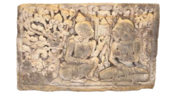 Salah satu artefak yang dikembalikan ke Indonesia berupa batu relief yang diduga berasal dari Kerajaan Majapahit. Artefak ini ditemukan dalam unit penyimpanan milik terdakwa sindikat perdagangan barang antik ilegal.