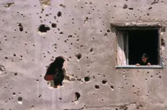 امرأة وطفلها في منزلهما في بيروت 